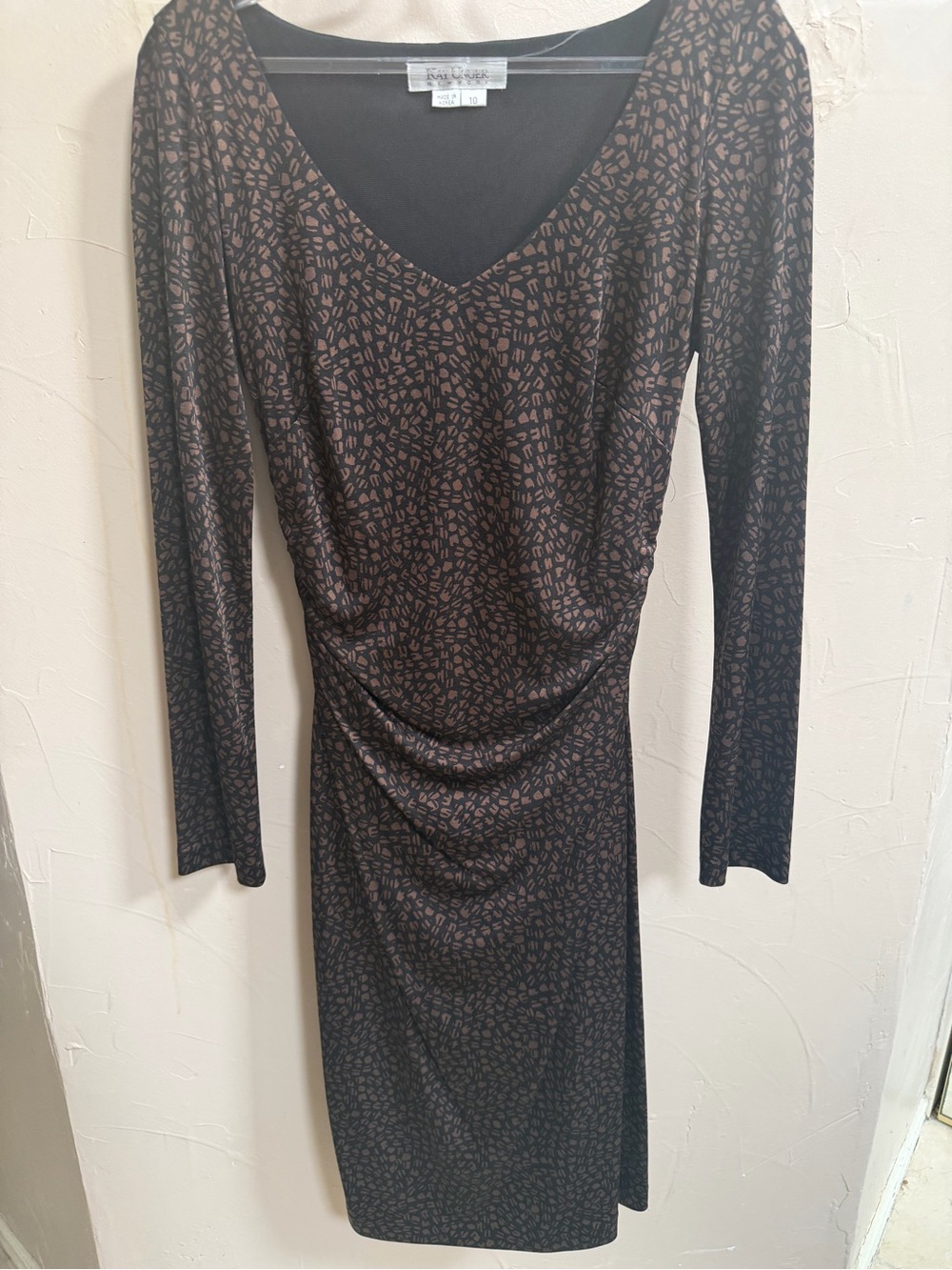 Kay Unger Long-Sleeve V-Neck Ruched Sheath Dress in Black and Brown size 10
